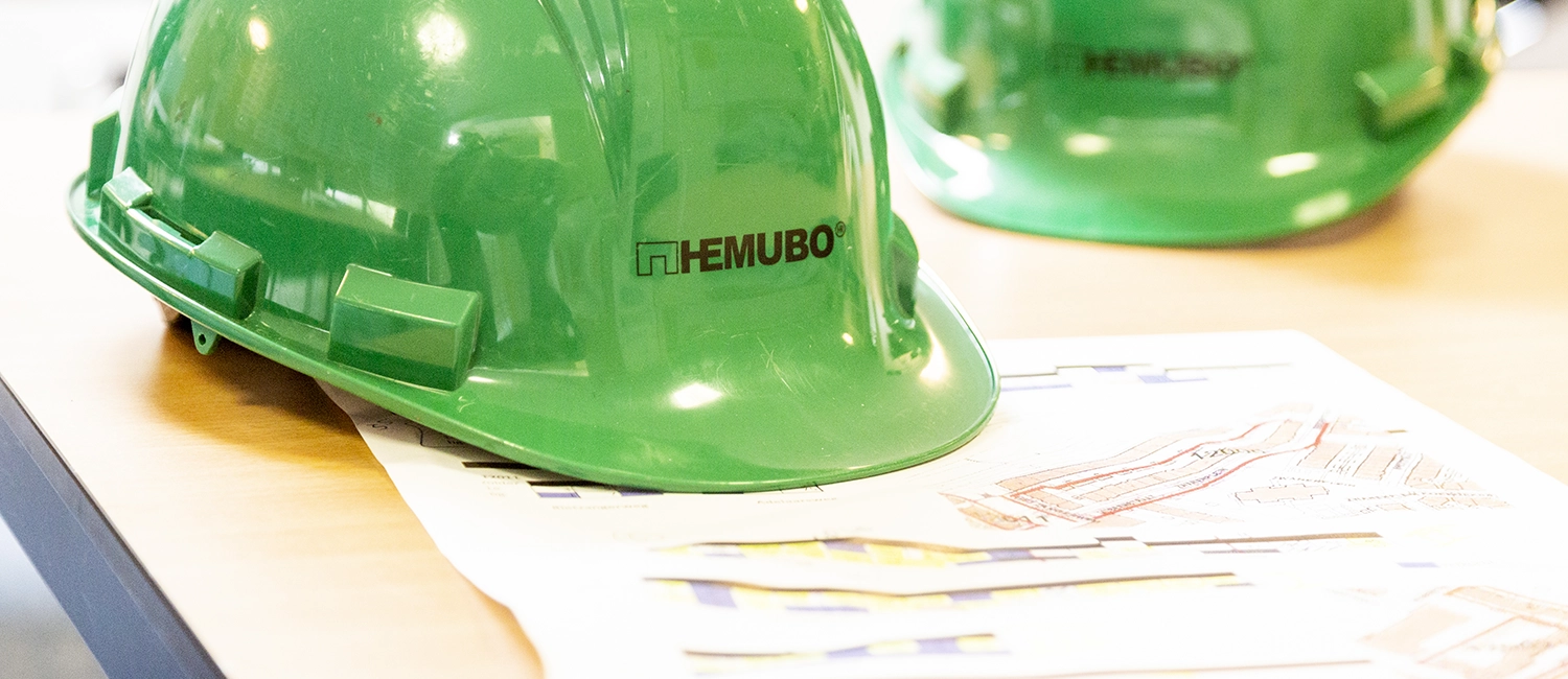 groene bouwhelm van hemubo op bouwtekening